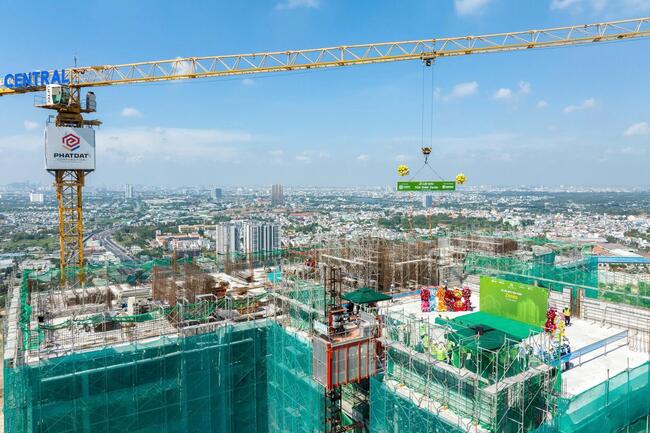 Dự án La Pura của Phát Đạt cất nóc tháp đầu tiên sau 6 năm thi công xây dựng
