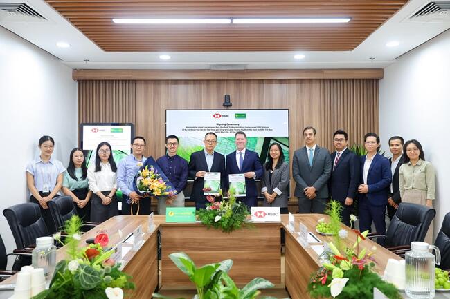 HSBC Việt Nam cung cấp tín dụng thương mại liên kết bền vững cho Bách Hóa Xanh