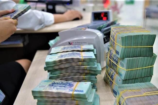 Tiền gửi dân cư lập đỉnh, vì sao lãi suất vẫn khó hạ?