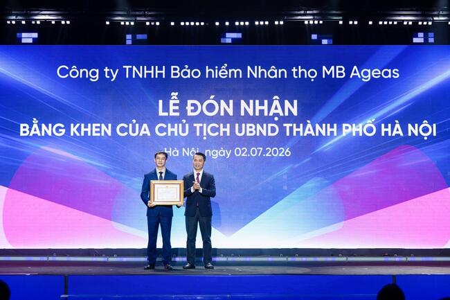 MB Life đón nhận Bằng khen của Chủ tịch UBND TP. Hà Nội nhân dịp kỷ niệm 10 năm thành lập