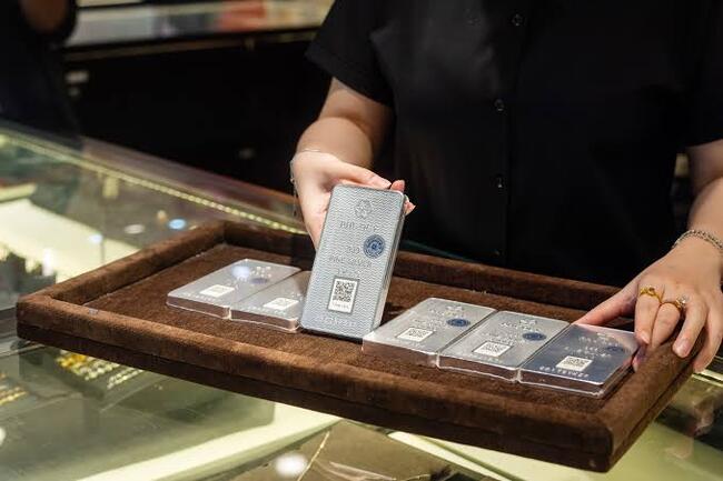Sáng ngày 21/8: Giá bạc Phú Quý, DOJI, Sacombank tiếp đà tăng