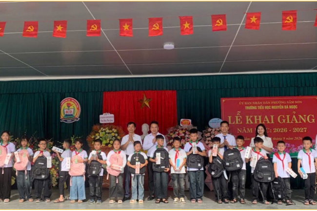 Shinhan Finance trao tặng gần 100 phần quà, tiếp thêm động lực cho học sinh trong năm học mới