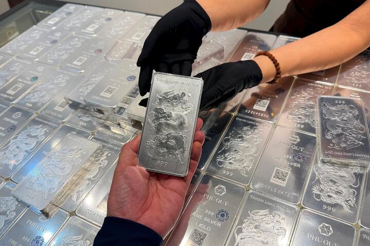 Giá bạc ngày 18/3: Bạc giao dịch quanh mức 82 triệu đồng/kg