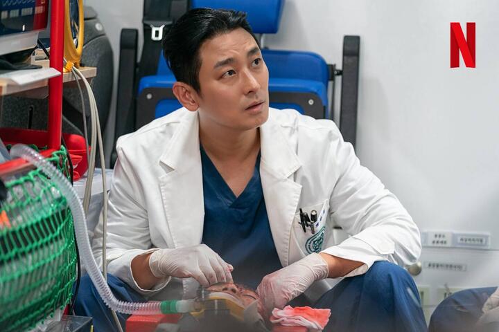 Joo Ji Hoon được kỳ vọng khi trở lại với phim Hàn Quốc về y khoa