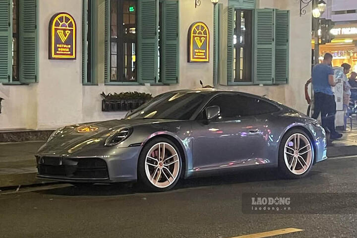Porsche 911 Carrera 992.2 xuất hiện trên đường phố TPHCM