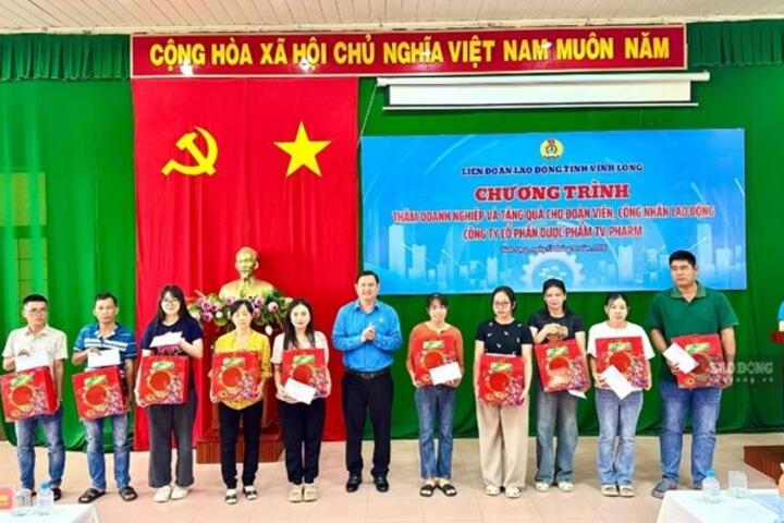 Công đoàn Vĩnh Long thăm, tặng quà công nhân TV.Pharm