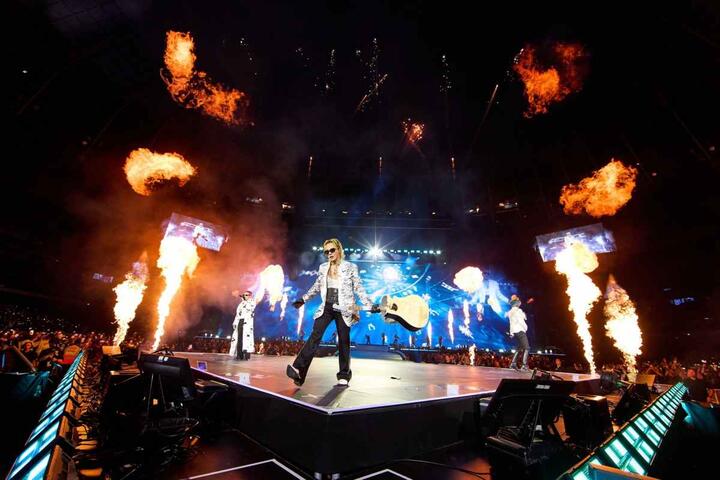 Vé BIGBANG tiếp tục gây sốt, dịch vụ mua hộ hàng lưu niệm thu phí giá cao