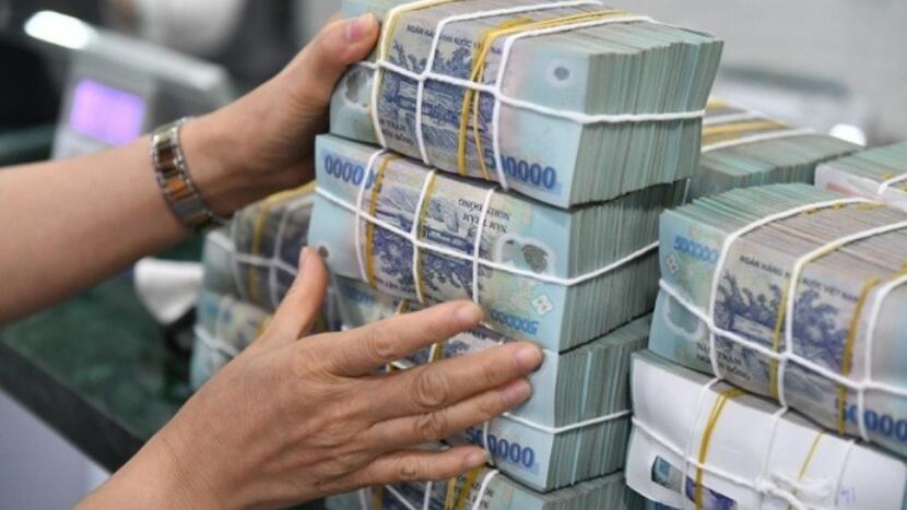 Lãi suất tiết kiệm thấp, dòng tiền vẫn ồ ạt chảy vào ngân hàng