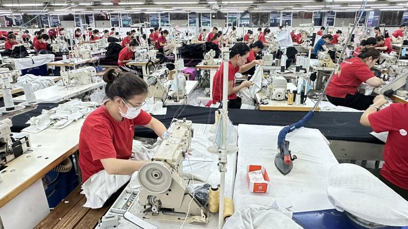 Kinh tế Việt Nam giữ cửa trong "gió ngược" sau một tháng bị áp thuế 20%