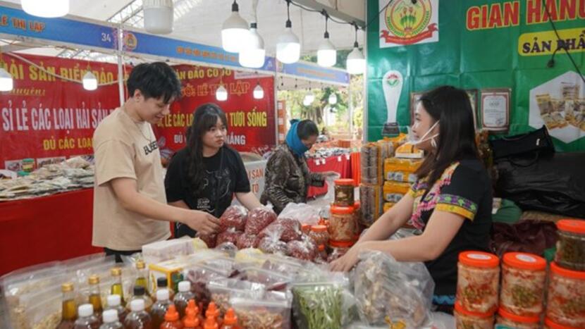 Chợ Tết Công đoàn Hải Phòng 2026 đón những vị khách đầu tiên