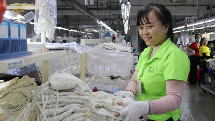 Sản xuất khởi sắc, công nhân Khánh Hòa hăng hái làm việc đầu xuân