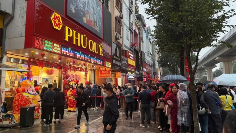 Giá vàng neo cao, người dân xếp hàng từ sáng sớm mua vàng cầu may vía Thần Tài