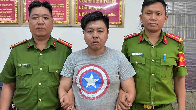 Bắt khẩn cấp tài xế xe ôm đập phá hành lý trước cổng sân bay Tân Sơn Nhất