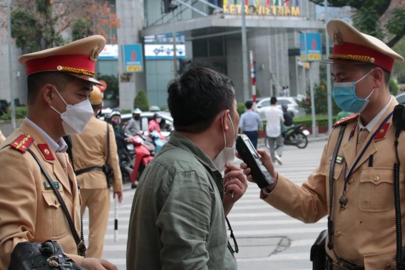 Bộ Công an mở cao điểm kiểm tra, kiểm soát an toàn giao thông - Ảnh 1.