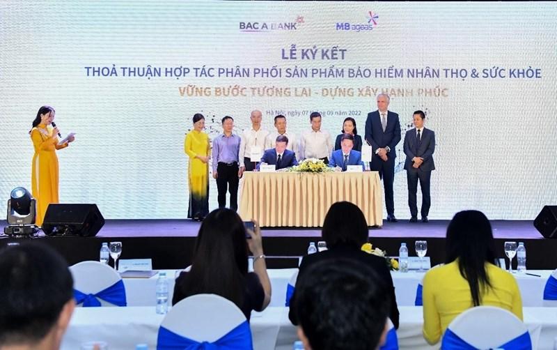 Đại diện MB Ageas Life và BAC A BANK ký kết.