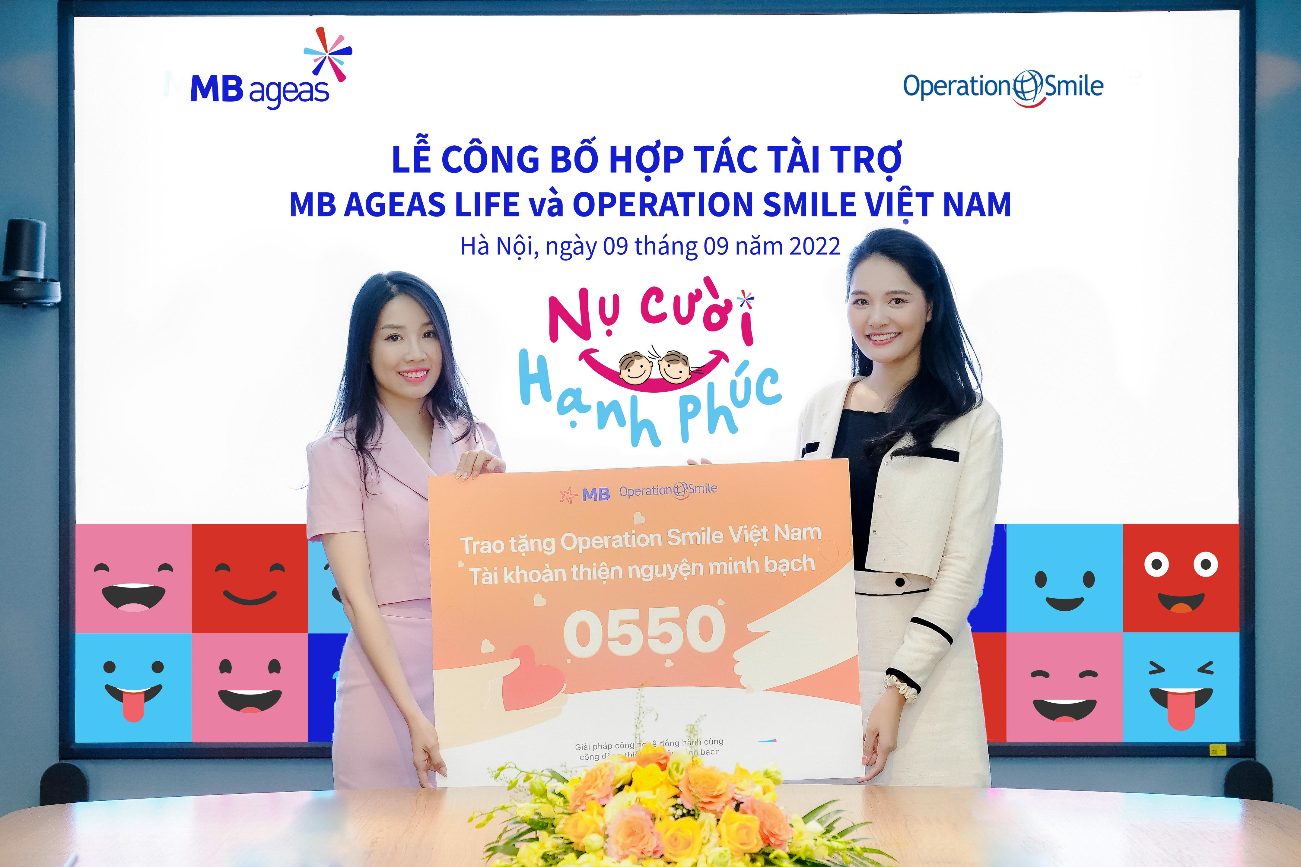 Đại diện MB Bank – bà Nguyễn Thùy Linh trao tặng Operation Smile Việt Nam tài khoản thiện nguyện minh bạch.  