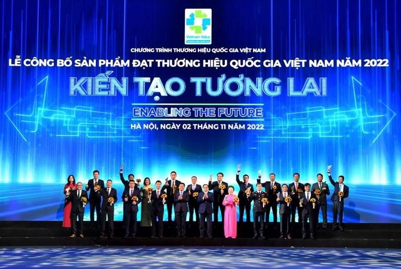 Thủ tướng Chính phủ Phạm Minh Chính và Bộ trưởng Bộ Công Thương Nguyễn Hồng Diên cùng đại diện các doanh nghiệp đạt Thương hiệu quốc gia Việt Nam chụp ảnh lưu niệm