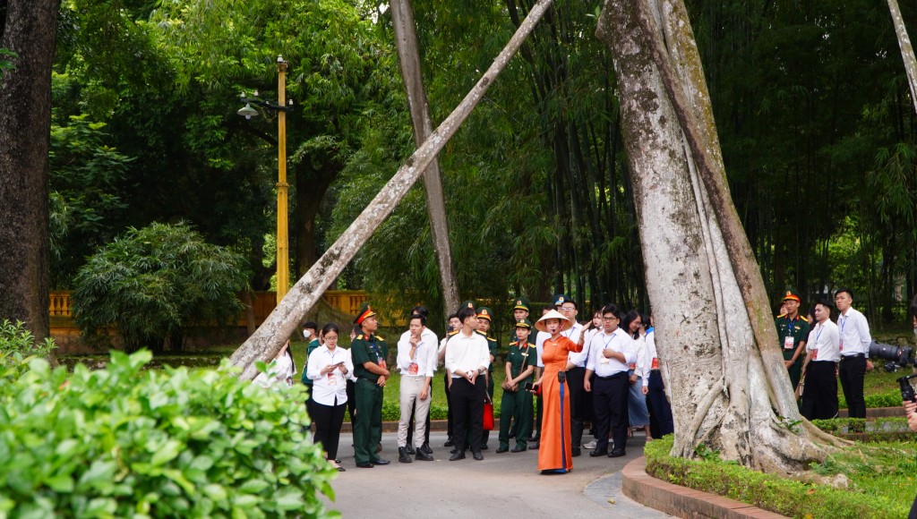 96 Thủ khoa xuất sắc báo công dâng Bác