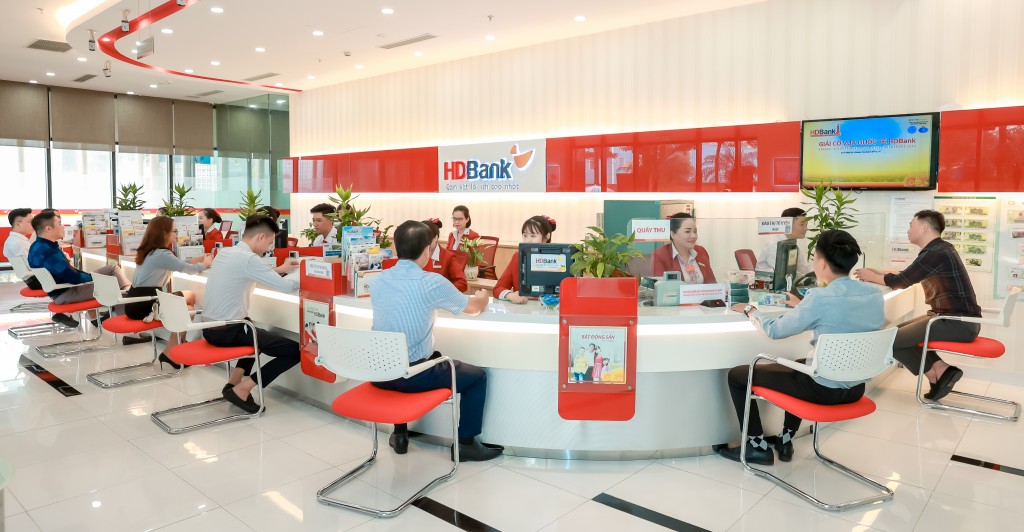 Khách hàng giao dịch tại quầy HD Bank