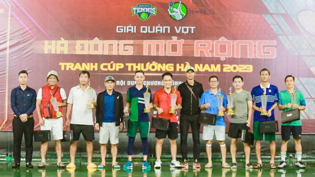 Hàng trăm VĐV tranh tài tại giải quần vợt phong trào