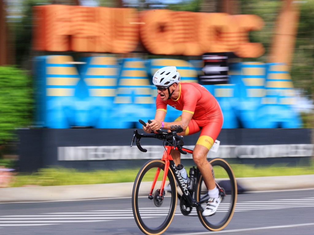 Tốc độ gió lên tới 45km/h cũng làm tăng độ khó cho thử thách đạp xe 90km. Ảnh: BIM Group IRONMAN 70.3 Phú Quốc.