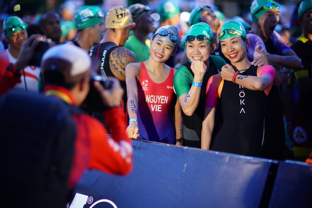 Háo hức khi được trở lại thi đấu IRONMAN 70.3 tại Việt Nam sau 4 năm, VĐV Lâm Túc Ngân (đứng giữa) – VĐV Việt Nam đầu tiên và trẻ nhất chinh phục thành công IRONMAN & IRONMAN 70.3 ở khắp 5 Châu chia sẻ: “Đây có lẽ là lần đầu tiên, người dân Phú Quốc đón c