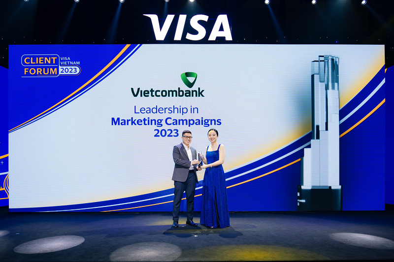 Ông Lê Văn Việt – Phó Trưởng phòng Marketing Bán lẻ Vietcombank (bên trái) nhận giải thưởng  