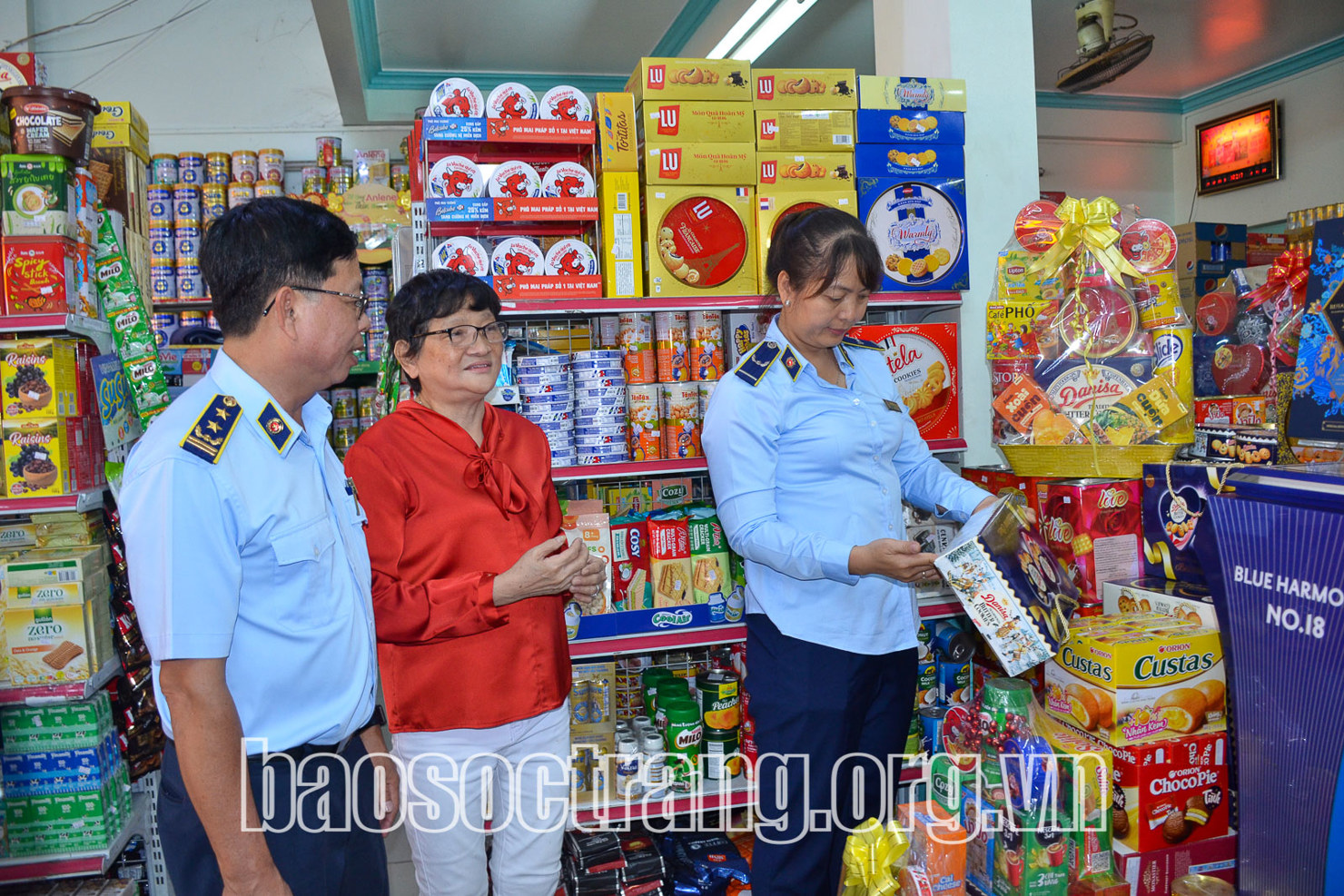 Lực lượng quản lý thị trường kiểm tra các loại bánh, mứt… tại các siêu thị trong tỉnh Sóc Trăng. Ảnh: HOÀNG LAN