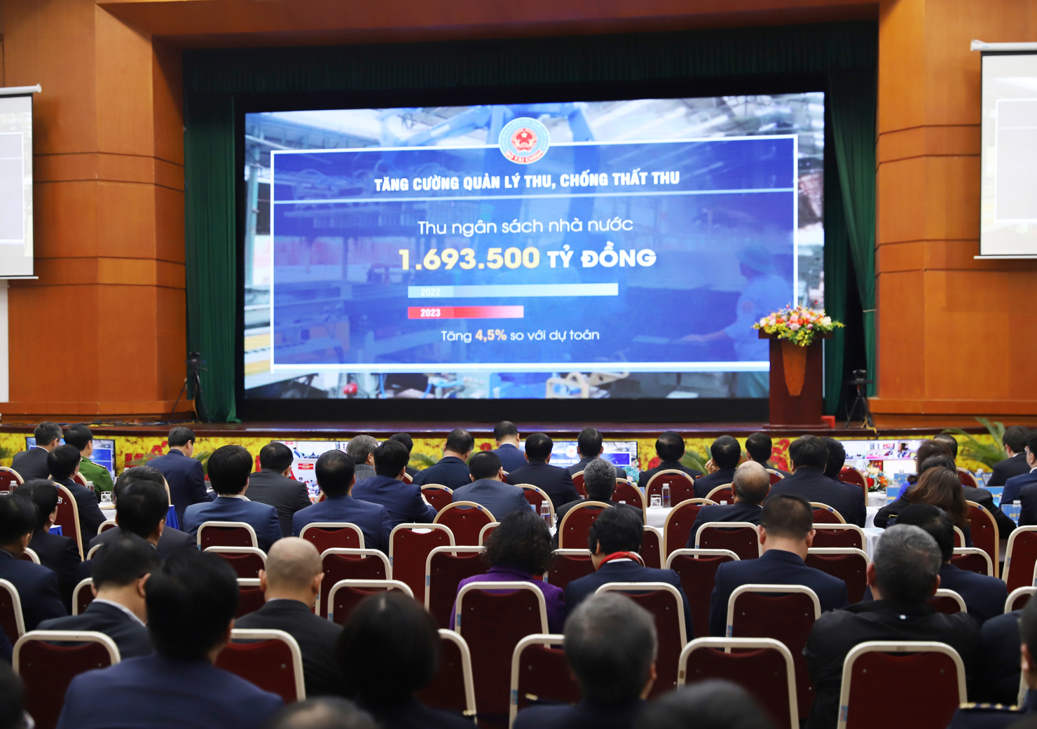 Các đại biểu xem video Báo cáo đánh giá công tác thực hiện nhiệm vụ tài chính - NSNN năm 2023, triển khai nhiệm vụ năm 2024 tại Hội nghị. Ảnh: Văn Trường