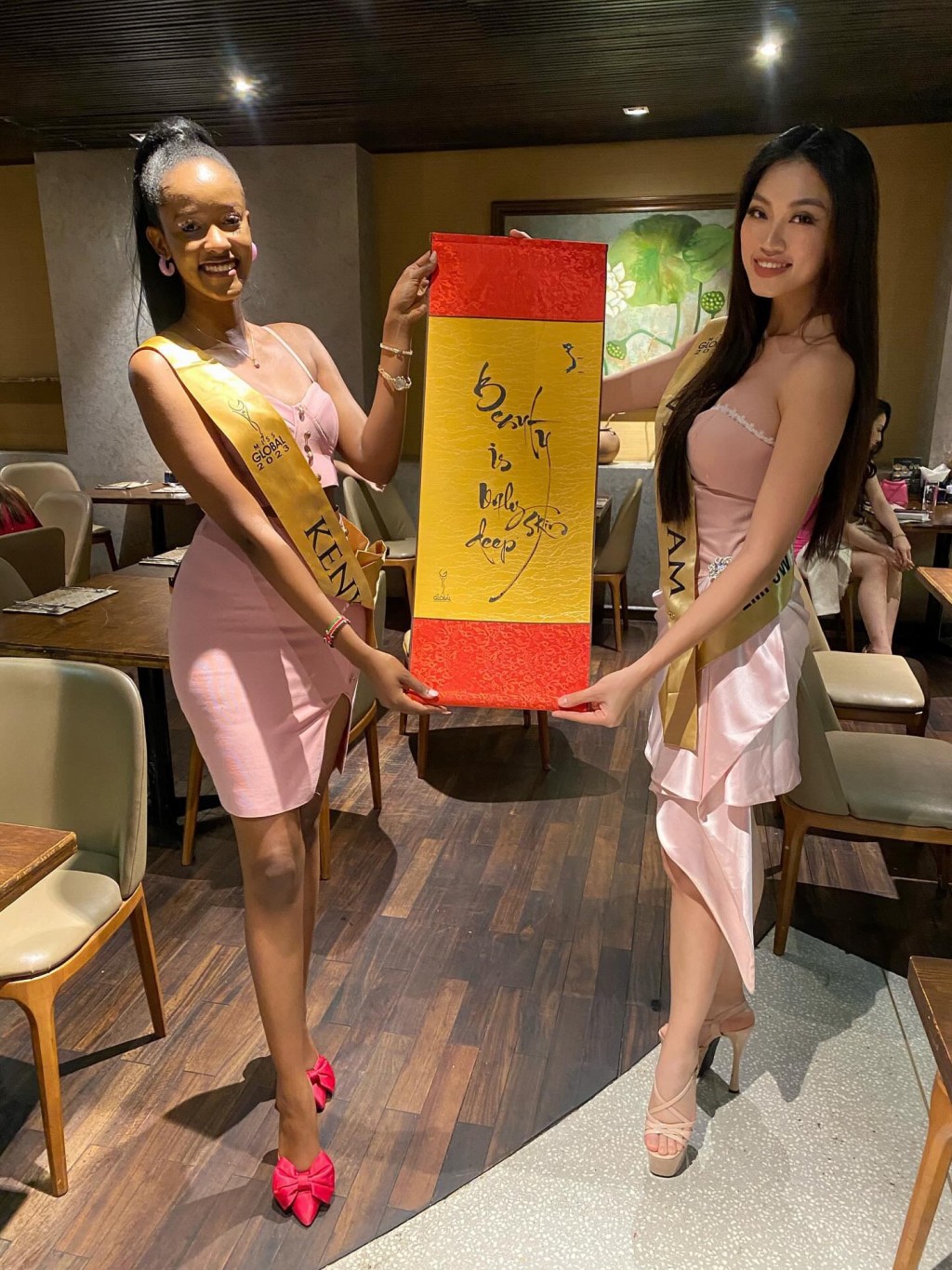 Quà đặc biệt Đoàn Thu Thuỷ tặng thí sinh Miss Global 2023