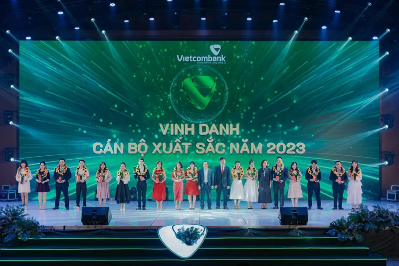 Ban lãnh đạo Vietcombank trao kỷ niệm chương vinh danh 17 cán bộ xuất sắc tiêu biểu của các đơn vị