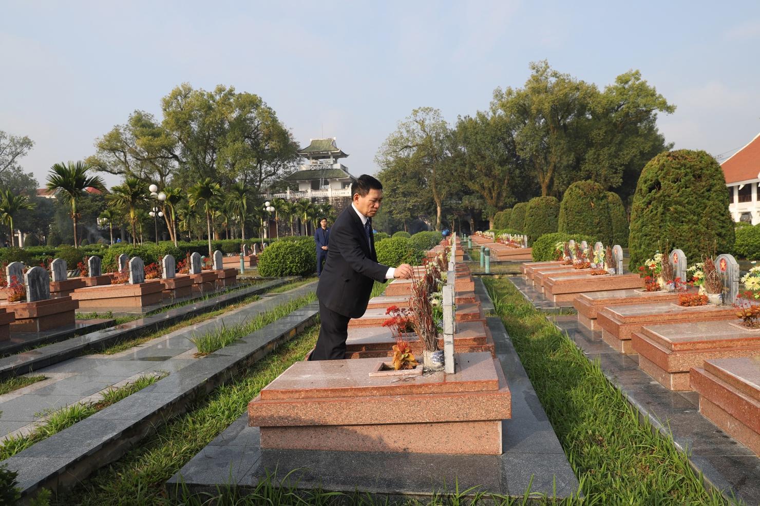 Bộ trưởng Hồ Đức Phớc thắp từng nén hương tại mộ phần các Anh hùng liệt sỹ.