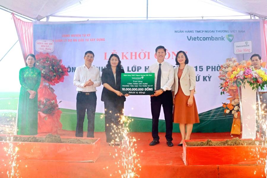 Ông Nguyễn Xuân Cao Cường - Giám đốc Vietcombank Hải Dương (đứng thứ hai từ phải sang) trao biển tài trợ công trình Trường tiểu học thị trấn Tứ Kỳ, huyện Tứ Kỳ, tỉnh Hải Dương