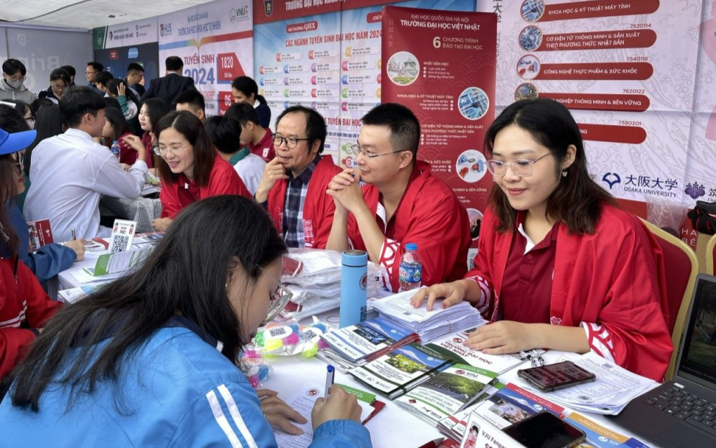 Cán bộ, giảng viên trường Đại học Việt Nhật tư vấn tuyển sinh