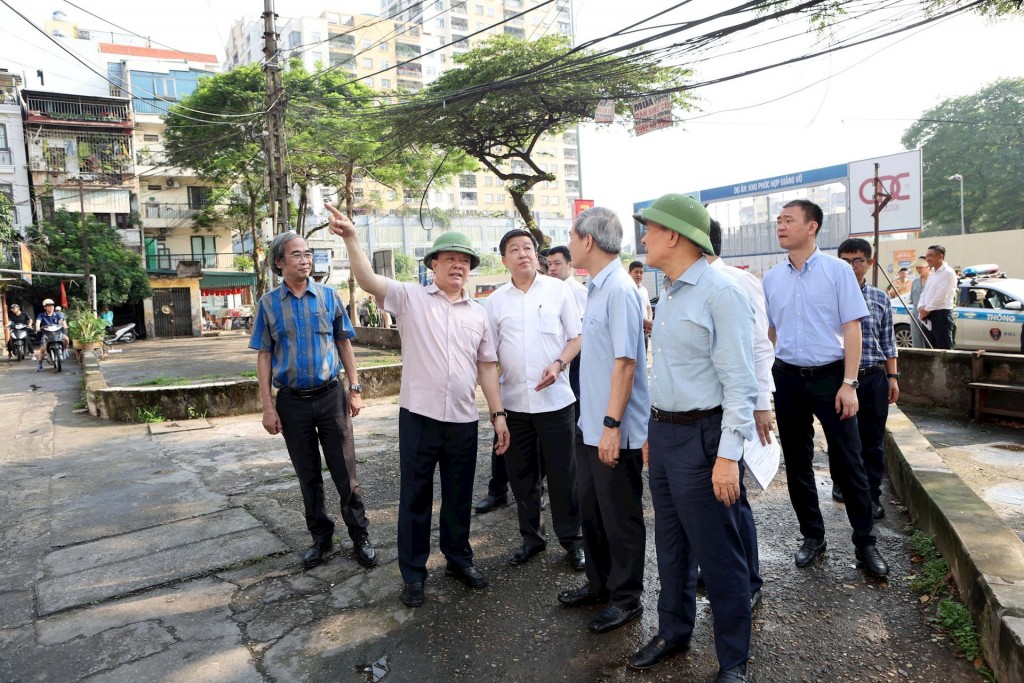 Bí thư Thành ủy Đinh Tiến Dũng thị sát nhà A, khu chung cũ Ngọc Khánh, quận Ba Đình