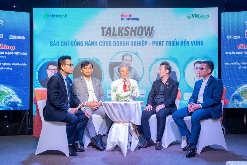 Một phần đặc biệt của chương trình là talkshow “Báo chí đồng hành cùng doanh nghiệp - phát triển bền vững”