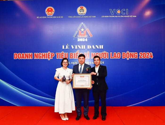 Vietcombank lần thứ 5 liên tiếp vinh dự được vinh danh “Doanh nghiệp tiêu biểu vì người lao động”  