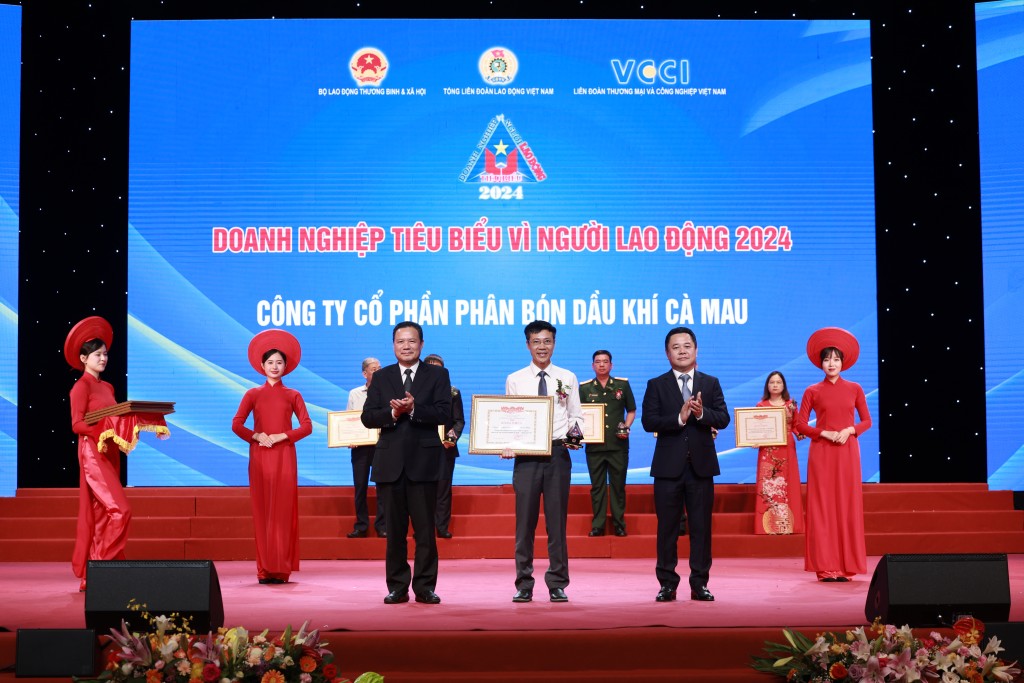 Phân bón Cà Mau đoạt doanh nghiệp tiêu biểu vì người lao động 2024