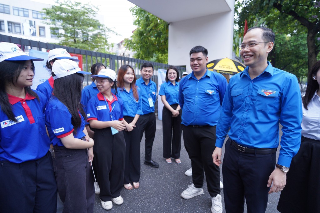 Anh Nguyễn Tiến Hưng, Uỷ viên Ban Chấp hành Trung ương Đoàn, Phó Chủ tịch Trung ương Hội Sinh viên Việt Nam, Phó Bí thư Thành đoàn, Chủ tịch Hội Sinh viên Việt Nam TP Hà Nội