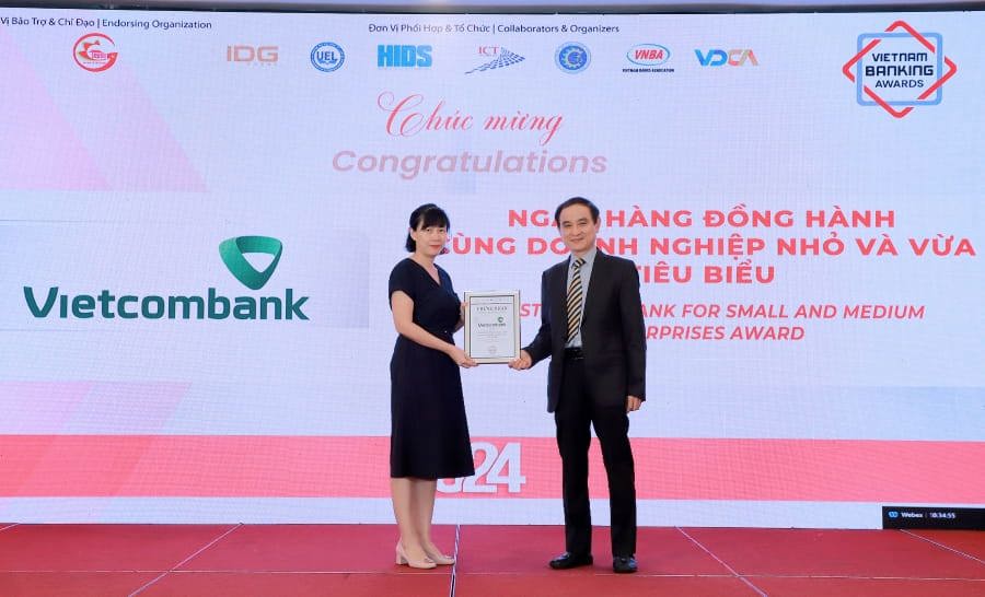 Bà Bùi Thị Thu Thủy - Phó Trưởng Phòng Phát triển Sản phẩm Bán lẻ đại diện Vietcombank nhận giải  