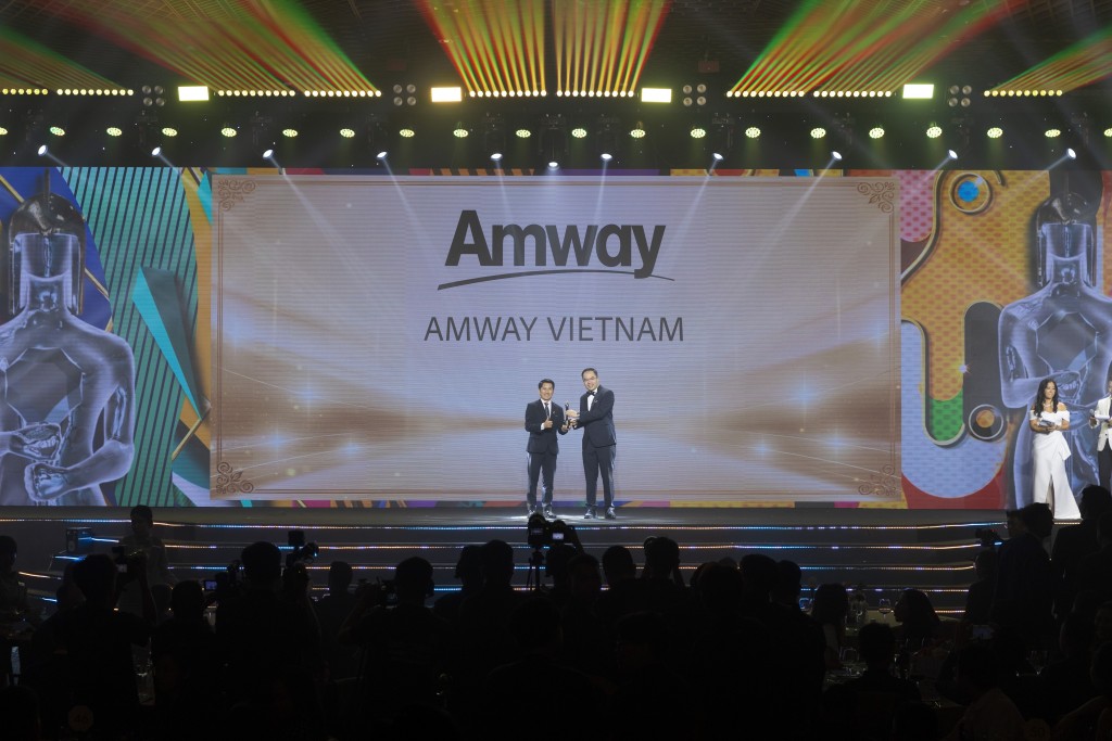 Ông Huỳnh Thiên Triều- Tổng giám Đốc Amway Việt Nam vinh dự được trao tặng phiên bản vàng của chiếc cúp Harmonia với thành tích 5 năm đạt được giải thưởng HR Asia - Nơi làm việc tốt nhất châu Á 2024