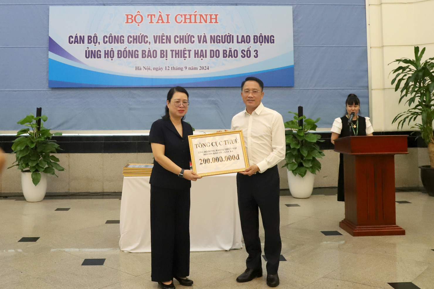 Thay mặt Tổng cục Thuế, Phó Tổng cục trưởng Mai Sơn trao số tiền 200 triệu đồng ủng hộ đồng bào bị thiệt hại do bão số 3.