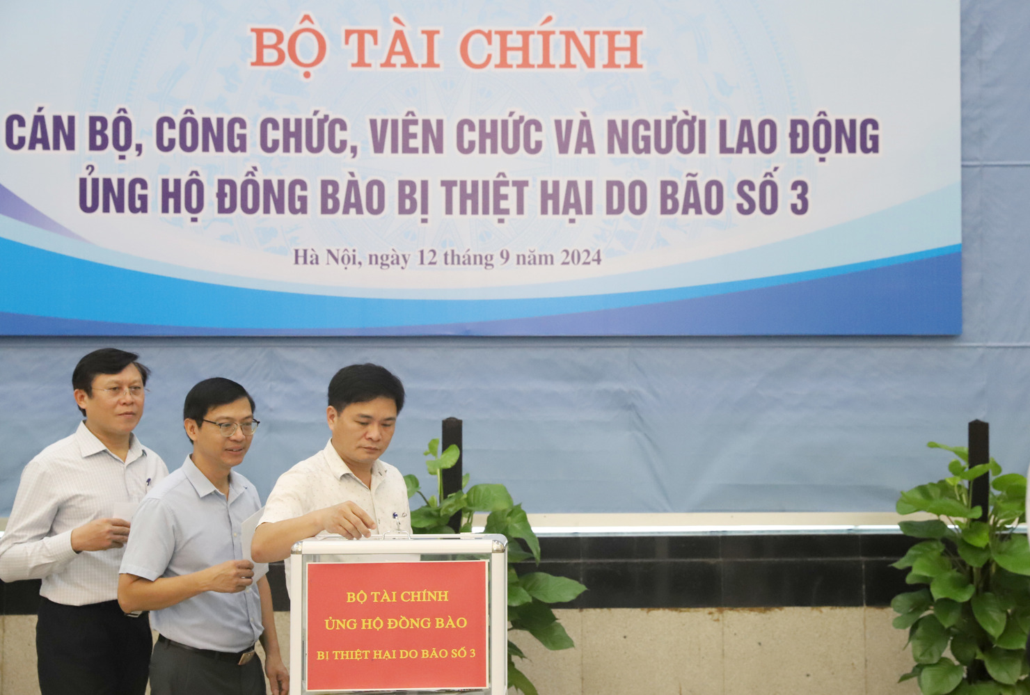 Thay mặt Tạp chí Tài chính, ông Đỗ Văn Hải - Phó Tổng biên tập đã đến tham dự và chung tay ủng hộ đồng bào thiệt hại do bão lũ gây ra.