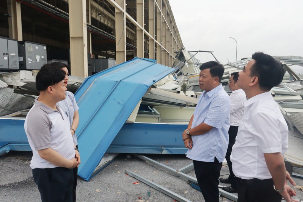 Đồng chí Lê Trung Kiên, Trưởng ban quản lý Khu kinh tế Hải Phòng đi kiểm tra các DN khu kinh tế Đình vũ - Cát Hải sau bão số 3