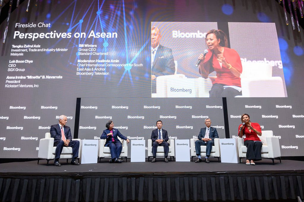 abf-2024-bill-and-the-panellists-the-fireside-chat.jpg