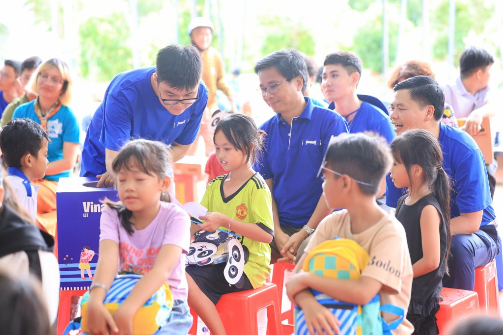 Nhân viên Vinamilk đã chung tay tổ chức cho các em tại xã Đất Mũi (Cà Mau) một Trung thu vui tươi, ấm áp