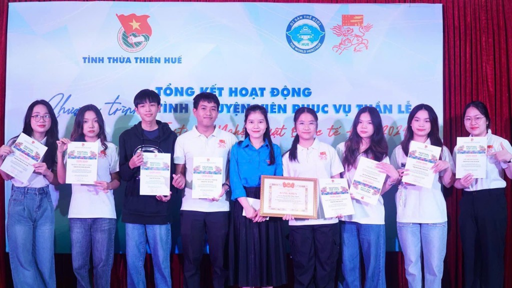 Ban Điều hành Tình nguyện viên trao giấy chứng nhận cho 150 đoàn viên, thanh niên, học sinh, sinh viên