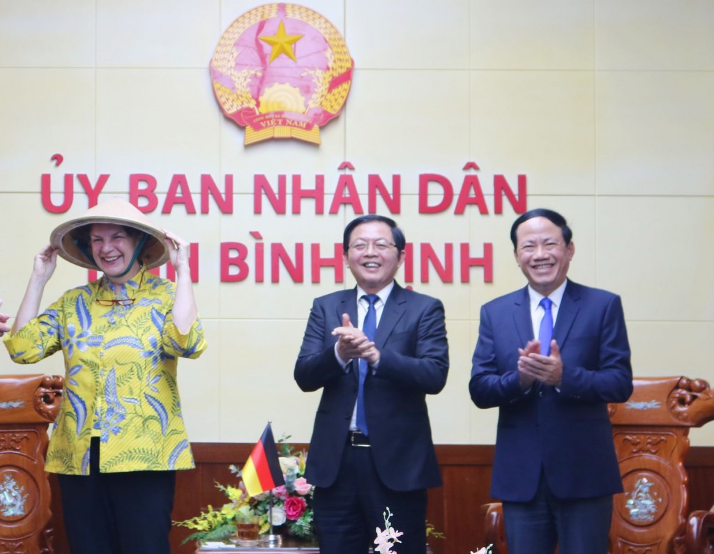 Lãnh đạo tỉnh tặng quà lưu niệm cho Đại sứ Helga Margarete Barth. (Ảnh: binhdinh.gov.vn)