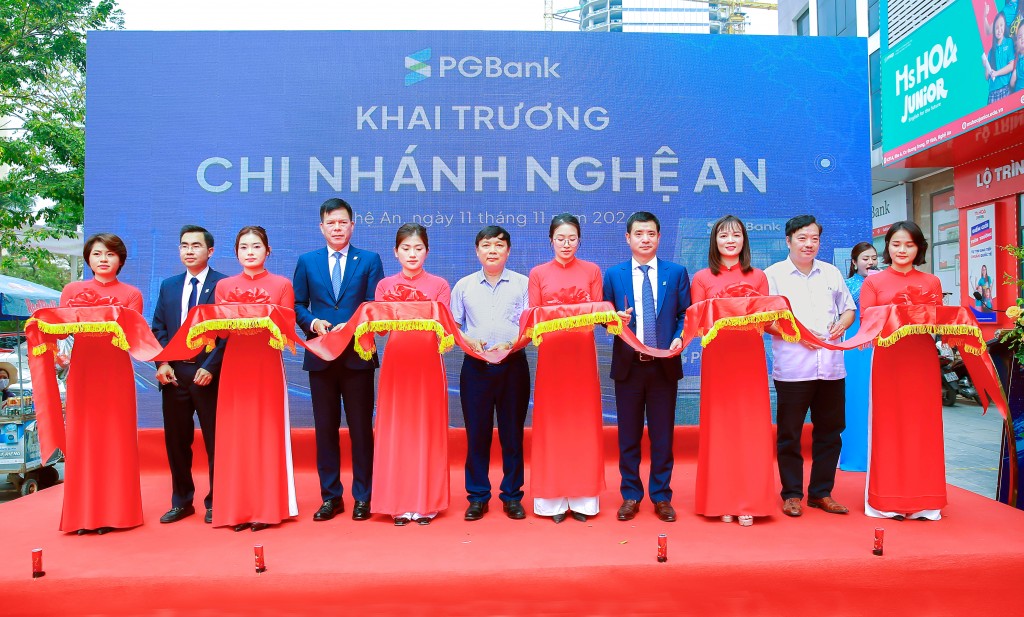 Các đại biểu thực hiện nghi thức cắt băng khai trương PGBank Chi nhánh Nghệ An