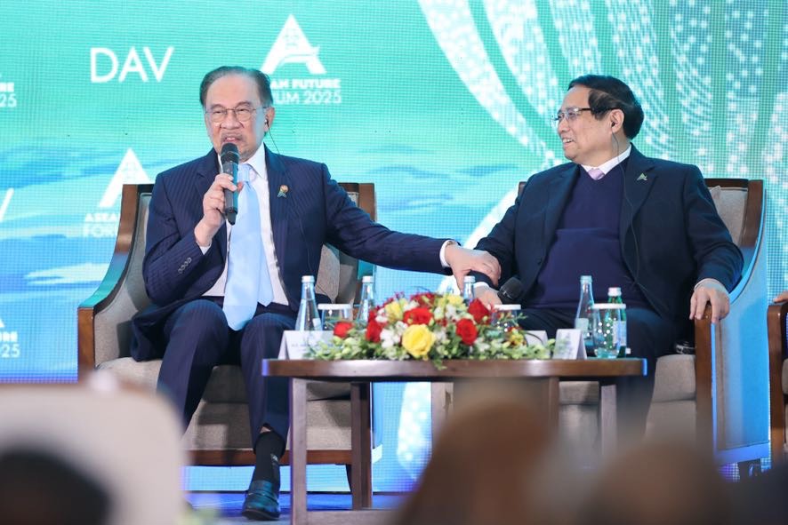 Thủ tướng Malaysia Anwar bin Ibrahim trao đổi tại Diễn đàn - Ảnh: VGP/Nhật Bắc